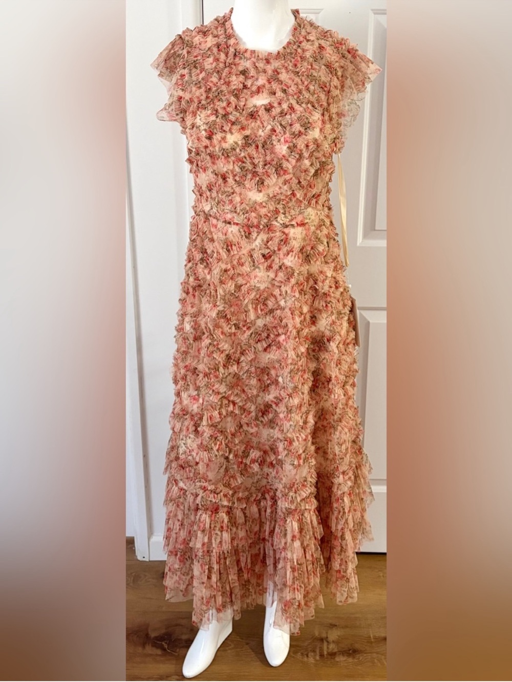 NWT.Mac Duggal Textured Pink Floral Ruffle
Maxi gorgeous Dress . Vacation/eve.